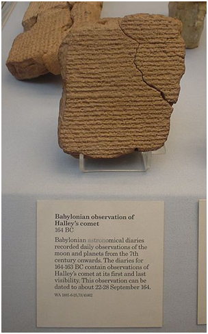 Gambar 2. Pengamatan komet Halley pada pada 164 SM yang tertera dalam sebuah Babylonian tablet. Sumber: http://en.wikipedia.org/